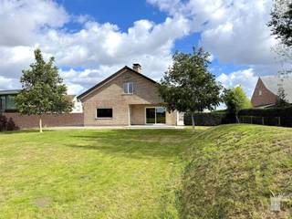 <p><strong>Mooie bungalow te Koop in Beveren!</strong></p><p>Laat je verrassen door een adembenemend uitzicht over de uitgestrekte velden en een royale bewoonbare oppervlakte van 261m², gelegen op een mooi perceel van 1.120m².</p><p>Deze uitnodigende bungalow biedt twee ruime slaapkamers op het gelijkvloers én beschikt over een zeer grote zolderverdieping waarin je tot 4 extra slaapkamers en een badkamer kan onderbrengen. Heel uitnodigend voor grote gezinnen of voor wie behoefte heeft aan een praktijkruimte met wachtzaal op het gelijkvloers en graag het potentieel van de zolderverdieping naar boven wil halen.</p><p>U wordt verwelkomd in een ruime inkomhal, met aan de linkerzijde twee slaapkamers en aan de rechterzijde een ruime garage (met smeerput). Verderop treft u het bezoekerstoilet met lavabo, alsook de ingerichte badkamer met ligbad, douche, toilet en dubbele lavabo. </p><p>De lichtrijke woonkamer en volledig ingerichte keuken strekken zich uit over de hele breedte van de woning en bieden een fantastisch uitzicht over de tuin met achtergelegen velden. De centrale haard draagt bij aan een warme en gezellige sfeer doorheen het hele huis.</p><p>Een ruime berging tussen de keuken en inkomhal fungeert tevens als wasplaats en biedt toegang tot zowel de zolder als de volledig onderkelderde woning — beide bereikbaar via een vaste trap.</p><p>Buiten vindt u een uitgestrekt terras, dat deels overdekt is en rechtstreeks toegankelijk vanuit de woonkamer en de keuken.</p><p>Deze eigendom combineert landelijke rust met een uitstekende bereikbaarheid. Gelegen nabij winkels, scholen en belangrijke verbindingswegen, maar toch omgeven door een ongeëvenaard uitzicht op het groen.</p><p>Mis deze uitzonderlijke kans niet en plan snel jouw tijdslot in tijdens de eerstkomende bezoekdag!</p>