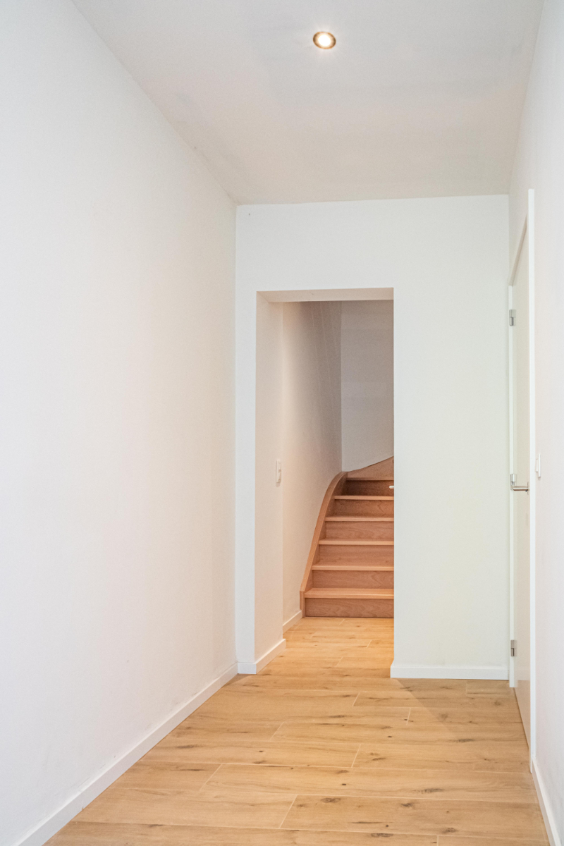Instapklare, volledig gerenoveerde woning met tuin, terras en oprit – wonen zonder zorgen - foto 2