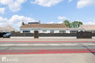 In de nabijheid van het centrum van Stekene bevindt zich deze licht op te frissen en ruime bungalow. De woning biedt u een inkomhal, twee aparte leefruimtes, een ingerichte keuken met toegang tot de veranda, 3 slaapkamers en een badkamer met lavabo, toilet en inloopdouche. Vaste trap naar de eerste verdieping die enorm veel ruimte biedt en waar ook een kleine badkamer is voorzien met bad, toilet en lavabo. Zuidwest gerichte tuin. Autostaanplaats naast de woning. De ramen zijn voorzien van dubbele beglazing en rolluiken. Centrale verwarming op aardgas. Elektriciteit conform! In de nabijheid van diverse winkels, scholen en openbaar vervoer. Diverse fiets- en wandelroutes in de omgeving. Goede verbinding naar E34. 