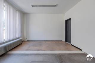 Ruim gelijkvloers appartement in het centrum van Neerpelt. De koper dient er rekening mee te houden dat het appartement opgefrist dient te worden...