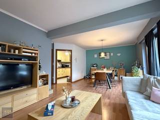 In het gegeerd gelegen Heverlee bevindt zich dit verzorgd gelijkvloersappartement met twee slaapkamers en terras. De ligging is bijzonder interessant: op korte afstand vindt u het station van Heverlee, diverse supermarkten, scholen, horeca, het Provinciedomein en het Arenbergpark. Dankzij de nabijheid van belangrijke invalswegen en de autosnelwegen E40 en E314 geniet u van een uitstekende bereikbaarheid, zowel naar Leuven-centrum als naar de omliggende gemeenten.<br /><br />De inkomhal leidt naar de lichte leefruimte met directe toegang tot het terras, dat een aangename buitenruimte biedt om te ontspannen. Verder beschikt het appartement over een aparte, functionele keuken, een praktische berging/wasplaats, twee volwaardige slaapkamers, een apart gastentoilet en een ingerichte badkamer met ligbad en dubbele lavabo in meubel. De deels aanwezige elektrische rolluiken zorgen voor extra dagelijks wooncomfort.<br /><br />Met een bruikbare vloeroppervlakte van ca. 72 m² (volgens EPC) en een gunstig EPC-label C (288 kWh/m²·jaar) biedt dit appartement een energiezuinige en onderhoudsvriendelijke woonoplossing.<br /><br />Vraagprijs: € 295.000.<br /><br />Op zoek naar een interessante investering op toplocatie of een eigen, comfortabele woonst? Contacteer ons voor een bezoek via 016/62 01 05 of info@cdsimmo.be.