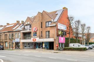 Deze opbrengsteigendom op absolute topligging langs de IJzerlaan bestaat uit:1) HANDELSGELIJVLOERS: (260m²)Commercieel handelsgelijkvloers bestaande...
