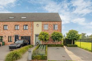 Deze recente woning heeft alles mee! Een mooie tuin, mooi afgewerkt en meer dan verrassend ruim.<br />Kom zeker een kijkje nemen want naast de mooie details zal de ruimte je zeker aangenaam verrassen.<br /><br />INDELING GELIJKVLOERS<br />Inkomhal en apart toilet.<br />Ruime leefruimte met grote keuken en berging. Aan de keuken is er nog en aparte eetplaats.<br /><br />INDELING VERDIEPING<br />Hier zijn er 3 slaapkamers, waarvan 1 met dressing.<br />De badkamer is ingericht met een inloopdouche, dubbele lavabo met meubel en een ligbad.<br />Verder is ook hier nog een apart toilet voorzien.<br /><br />Via vaste trap gaan we naar de dakverdieping (35m² vloeropp.). Deze werd afgewerkt en is voorzien van kastenwanden. Deze ruimte is een hele ruime 4e slaapkamer of mogelijks nog op te delen tot 2 slaapkamers of andere.<br /><br /><br />BIJZONDERHEDEN<br />Centrale verwarming op gas.<br />Mogelijkheid tot bouwen van een carport naast de woning.<br />Zonnepanelen.<br />Bruikbare vloeropp. vlg EPB = 227m².<br />Stedenbouwkundige inlichtingen zijn in aanvraag.