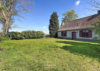 <p><span>Location<br />This</span><span>farm is located in a green outskirts of Evergem-Sleidinge and is surrounded by meadows and open fields.<br />But you are right at the station towards Ghent or Eeklo, schools and stores.<br />Also the accessibility to R4 from here is an asset.<br />Lovers of nature can enjoy along the many church lanes.<br /><br />To</span><span>renovate farmhouse with barn on a plot of 1,634m²<br /><br /></span></p>