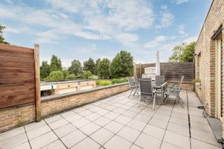 <p><span>In dit prachtige appartement gaan functionaliteit en gezelligheid hand in hand! Met 3 slaapkamers en 2 badkamers, is dit een plek waar ruimte écht centraal staat.</span></p><p><span>De ruime woonkamer geniet dankzij de grote ramen van een aangename hoeveelheid natuurlijke lichtinval en biedt volop plaats voor een sfeervolle zithoek én een royale eettafel. </span></p><p><span>De keuken is voorzien van alle comfort en voldoende werkruimte. De eetruimte voor een gezellige verbinding tussen koken, tafelen en leven.</span></p><p><span>Met drie slaapkamers hebben we hier een volwaardige gezinswoonst of een comfortabele thuis met bureau of hobbyruimte. De indeling laat zich makkelijk aanpassen aan jouw manier van wonen! De twee badkamers zijn dan weer een absolute meerwaarde voor het dagelijkse comfort.</span></p><p><span>En dan is er nog die heerlijke buitenruimte. Het grote, private terras is zonder twijfel één van de blikvangers van dit appartement. Hier geniet je volop van een aperitief in de zon, een gezellige barbecue met vrienden of gewoon van een rustig koffiemoment buiten.</span></p><p><span>Ook praktisch scoort dit appartement sterk: je beschikt over een eigen garage, ideaal voor je wagen, fietsen of extra bergruimte.</span></p><p><span>We onderstrepen nog even dat dit appartement gelegen is in een kleinschalig gebouw, bestaande uit slechts 2 entiteiten en zich bij alle dagelijkse voorzieningen van Heist-op-den-Berg bevindt. Winkels, scholen, horeca en belangrijke verbindingswegen bevinden zich op korte afstand.</span></p><p><span>Kortom: een bijzonder ruim en comfortabel appartement met een heerlijke buitenruimte, veel mogelijkheden en een ligging die wonen in Heist-op-den-Berg bijzonder aangenaam maakt. </span></p><p><span>Interesse? Contacteer ons via 0479/01.01.01!</span></p>