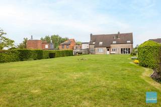 Deze open bebouwing ligt in een rustige straat en op een terrein van net geen 17 are.<br />Deze villa biedt maar liefst 403 m² bewoonbare oppervlakte, heeft een zeer goede indeling en is bovendien voorzien van alle comfort.<br />Gelijkvloers bieden alle leefruimtes, zowel woonkamer als keuken een mooi zicht op de tuin. Er is een grote, dubbele garage met wasplaats. <br />Tevens is er nog een slaapkamer, badkamer, bureau en apart toilet.<br />Op de bovenverdieping vind je 2 grote slaapkamers, apart toilet, een nog niet afgewerkte badkamer en een zolderruimte, die mogelijkheid biedt tot 2 extra slaapkamers.<br />Vernieuwde hoogrendementsketel is een extra troef.<br />Kortom alles wat u van uw ideale gezinswoning verwacht.<br />Graag een bezoekje? <br />Bellen naar 052/52.80.30 of mailen naar info@goemanvastgoed.be