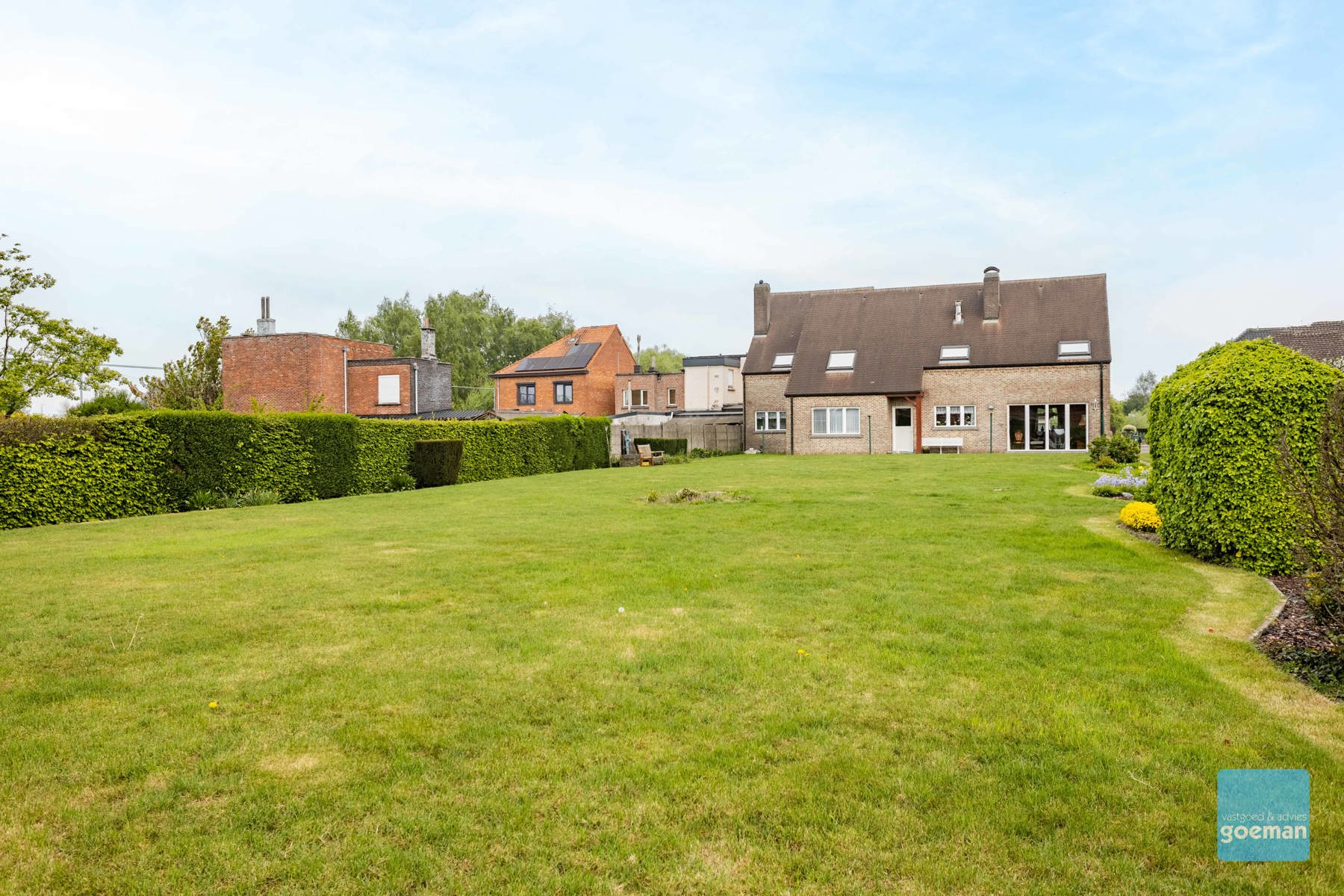 Zeer ruime villa met garage en grote tuin te Dendermonde. - foto 2