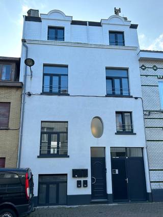 Dit mooi appartement bevindt zich in een kleine residentie met slechts vijf entiteiten en in een rustige buurt op wandelafstand van het centrum...