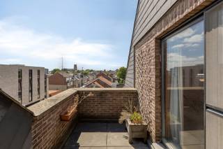 Dit appartement is gelegen op de derde en bovenste verdieping van een kleinschalig appartementsgebouw op de hoek van de Bilzersteenweg met de Cesarlaan. Goed bereikbaar en op korte wandelafstand van het stadscentrum.<br /><br />INDELING: <br />x mooie inkomhal met ruimte voor vestiaire en het gastentoilet; <br />x aparte ingerichte keuken met raam aan de voorgevel en raam aan het terras; <br />x ruime woonkamer met groot raam naar het gezellig zonneterras; <br />x nachthal met bergruimte; <br />x 2 grote slaapkamers; <br />x badkamer met dubbele lavabo, bad met douchewand, toilet en bidet + aansluitingen voor wasmachine. <br /><br />EXTRA: Je kijkt in elke kamer uit over de gebouwen en tot aan het groene Beukenberg. <br /><br />x aparte berging in de kelder; <br />x private autostaanplaats in de parkeergarage met toegang tot de lift. <br /><br />Ook interessant appartement voor verhuur!<br /><br />INTERESSE? Maak dan telefonisch een afspraak voor bezichtiging op ons nummer 012 23 00 23 of mail uw vragen aan roland@immo-leroi.be.