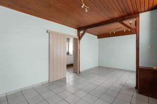 Au numéro 50 de la Kalbergstraat à Oostrozebeke, une maison pleine de charme et aux possibilités surprenantes vous attend. Avec trois chambres,...