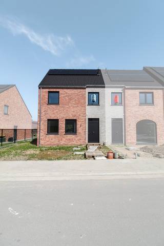 In het rustige Meulebeke, in een kindvriendelijk woonbuurt bouwt Hectaar deze 5 charmante en kwalitatieve halfopen en gesloten bebouwingen met oog voor detail. Deze woningen zijn gelegen op een beugscheut van het centrum van Meulebeke en vlakbij invalswegen richting Tielt, Ingelmunster, Dentergem,... <br />Deze hedendaagse doch charmante woningen zijn voorzien van een lichtrijke leefruimte met open keuken en aanpalende berging, inkomhal met gastentoilet, een volledig uitgeruste badkamer met inloopdouche, ligbad en dubbele wastafel en 3 ruime slaapkamers verdeeld over het eerste en tweede verdiep. <br />De afwerking van de woning kunt u, samen met onze partnerleverancier, volledig afstemmen op uw eigen smaak en budget. Er wordt een garagebox voorzien in de prijs.<br /><span>(foto's referentie voorgaande woningen). </span>
<ul>
<li>Kindvriendelijke en rustige woonbeurt;</li>
<li>E-peil 30;</li>
<li>Vloerverwarming op het gelijkvloers;</li>
<li>Overschakeling naar warmtepomp mogelijk tot einde ruwbouw;</li>
<li>Vaste trap naar de zolder (3de slaapkamer en bergruimte); </li>
<li>Extra losstaande garagebox inbegrepen in de prijs</li>
<li>Afwerking naar keuze. </li>
</ul>
Aarzel zeker niet om contact op te nemen bij vragen of verdere interesse!