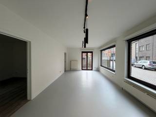 Ligging:<br />Dit gelijkvloers appartement is in het centrum van Kasterlee gelegen. Hierdoor zijn alle faciliteiten op korte afstand terug te vinden (scholen, winkels, openbaar vervoer).<br /><br />Beschrijving:<br />Het appartement bestaat uit:<br />- Ruime leefruimte<br />- Open keuken, volledig uitgerust met alle toestellen<br />- Badkamer met lavabo, badkamermeubel, douche en toilet<br />- 2 slaapkamers<br />- Gemeenschappelijke buitenberging/fietsberging<br /><br />Extra:<br />- Onmiddellijk beschikbaar<br />- De huurprijs bedraagt 725 euro/maand<br />- EPC-Label D<br /><br />Uitsluitend via onze website www.vastengoed.be kan u een bezichtiging inplannen op de vooropgestelde bezoekmomenten. Voor andere vragen kan u het kantoor bereiken op het nummer 014 72 73 74