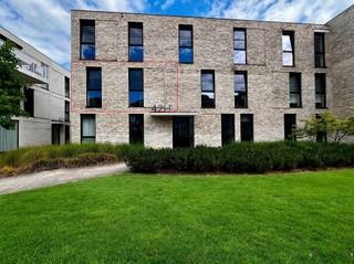 <p><span>Prachtig energiezuinig nieuwbouwappartement in hartje Hamme</span></p><p><span> </span></p><p><span>Dit luxueuze appartement is gelegen in een kleinschalig appartementencomplex (Kerckwijk), is autovrij en heeft een zeer rustige ligging achteraf.</span></p><p><span>Het nabije park sluit rechtstreeks aan bij de residentie en biedt een uniek kader om in te vertoeven en tot rust te komen.</span></p><p><span>De lift brengt je naar de 1ste verdieping. Je komt via de inkomhal binnen in de lichte leefruimte met open keuken (met aparte berging).</span></p><p><span>Deze keuken is all-in, met name kookvuur, dampkap, heteluchtoven, koelkast & vaatwas.</span></p><p><span>Het zonneterras is zuidgericht en biedt zowel zon als schaduw tijdens de warme zomermaanden. Het uitzicht op groen is hier eveneens een troef.</span></p><p><span>Er wordt verwarmd met vloerverwarming wat een gelijkmatige warmte geeft in alle ruimten en geen hinderlijke radiatoren in het zicht.</span></p><p><span>De badkamer beschikt over een ruime inloopdouche en 2 wastafels met kastruimte. Het toilet is apart.</span></p><p><span>De 2 slaapkamers zijn voldoende ruim en hebben vliegenramen.</span></p><p><span>En plus is er een ondergrondse parkeerplaats voorzien.</span></p><p><span> </span></p><p><span>Huurprijs: € 925/maand + €80 algemene kosten</span></p><p><span> </span></p><p><span>Wens je graag een bezichtiging?</span></p><p><span>Bel dan naar 052/50 50 00.</span></p><p><span>Wij plannen graag een afspraak in! </span></p><p><span> </span></p>