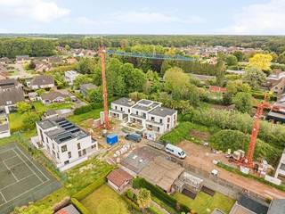 Ontdek deze ruime en hedendaagse gesloten casco nieuwbouwwoning in het project te Tongerlo (Westerlo), waar comfort, flexibiliteit en ruimte centraal staan. <br /><br />Bij het betreden van de woning komt u terecht in de inkomhal met gastentoilet en berging. Van hieruit bereikt u de lichtrijke leefruimte met open keuken, die dankzij de grote raampartijen baadt in natuurlijk licht en een aangename connectie met de tuin heeft. <br />Op het gelijkvloers bevindt zich bovendien een bureauruimte, ideaal voor thuiswerk of extra polyvalente ruimte.<br /><br />De eerste verdieping omvat 3 ruime slaapkamers waarvan één met aansluitende dressing, een badkamer met aansluitingen voor een bad, douche en dubbele lavabo en een nachthal die de ruimtes logisch met elkaar verbindt en zorgt voor een comfortabele indeling.<br /><br />De extra verdieping biedt tal van mogelijkheden zoals bijkomende slaapkamer, een hobbyruimte of een polyvalente ruimte. <br /><br />Dankzij deze indeling is de woning perfect geschikt voor grotere gezinnen of voor wie nood heeft aan extra ruimte en flexibiliteit in het dagelijks leven.<br /><br />De woning werd ontworpen met oog voor energiezuinigheid en hedendaags wooncomfort, wat resulteert in een duurzame en toekomstgerichte investering.<br /><br />Bijzonderheden:<br />* Gesloten bebouwing met moderne architectuur<br />* Bureau / thuiswerkruimte<br />* Lichtrijke leefruimte met open keuken<br />* Groendak<br />* Privatieve kelder en ondergrondse fietsenstalling aanwezig<br />* Energiezuinig wonen