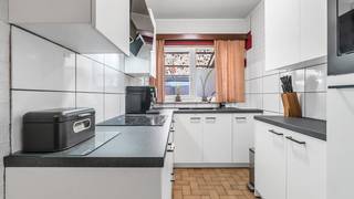 Deze halfopen bebouwing uit 1973 is gelegen in de Korfbalstraat 7 te Koersel en beschikt over een praktische indeling met tal van mogelijkheden. De woning is momenteel verhuurd en heeft reeds verschillende vernieuwingen ondergaan, waaronder de vervanging van de ramen, de isolatie van de zoldervloer en de installatie van een condenserende gasketel. Ook de keuken werd vernieuwd.<br /><br />Op het gelijkvloers bevinden zich de inkomhal, de zithoek, de ingerichte keuken, een apart toilet en de garage. De trap leidt naar de verdieping, waar de nachthal toegang biedt tot drie slaapkamers en een badkamer met lavabo, toilet en douche. Daarnaast beschikt de woning over een zolder die momenteel dienstdoet als bergruimte, maar die mits de nodige aanpassingen verder kan worden ingericht en mogelijkheden biedt om extra slaapkamers te creëren.<br /><br />Buiten beschikt de woning over een voortuin en een overdekt terras. De woning is gelegen in een rustige, residentiële buurt in Koersel, deelgemeente van Beringen, met winkels, scholen en openbaar vervoer op vlotte afstand.<br /><br />Dankzij de praktische indeling, de reeds uitgevoerde vernieuwingen en de uitbreidingsmogelijkheden op zolder is deze woning het ontdekken waard, zowel voor eigen bewoning als voor wie op zoek is naar een investering met verhuurpotentieel.<br /><br /><strong>Troeven van de woning</strong>
<ul>
<li>Ramen vernieuwd na de opmaak van het EPC in 2021.</li>
<li>Zoldervloer geïsoleerd na de opmaak van het EPC.</li>
<li>Condenserende gasketel voor de centrale verwarming.</li>
<li>Vernieuwde keuken.</li>
<li>Zolder met mogelijkheden om verder in te richten en extra slaapkamers te creëren.</li>
<li>Gelegen in een rustige, residentiële buurt in Koersel.</li>
</ul>
<br />