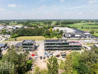 Nieuw te bouwen kantoorgebouw "Twin Offices" met zichtbaarheid vanaf de Steenweg en met uitzonderlijke architectuur. Strategisch gelegen op slechts 10 minuten rijden van de E17 (Gent/Antwerpen) en met een uitstekende bereikbaarheid via het openbaar vervoer.<br /><br />De stijlvolle nieuwbouwkantoren zullen ontworpen worden met oog voor detail, high-end afwerking en met de nieuwste technieken, een ideale investering. Bovendien kunt u genieten van een overvloed aan natuurlijk licht, een rooftop terras en alle hedendaagse comfort omringt in een groene sfeervolle omgeving. Tevens zullen er zeer ruimte parkeermogelijkheden worden voorzien met laadpalen. Andere oppervlaktes zijn bespreekbaar.<br /><br />Aarzel niet om contact op te nemen met Simon voor bijkomende inlichtingen, gedetailleerde plannen of een vrijblijvend plaatsbezoek via 09 225 09 02.