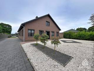 <strong>PLUSPUNTEN:</strong><br />+ perceeloppervlakte: 981 m²<br />+ bewoonbare oppervlakte: 299 m²<br />+ 3-4 slaapkamers<br />+ veel opbergruimte<br />+ ruime tuin<br />+ inpandige garage<br />+ rustige ligging<br />+ beschikbaar vanaf januari 2027<br /><br /><strong>ALGEMEEN:</strong><br />In een rustige en aangename omgeving in Wijchmaal, deelgemeente van Peer, vinden we deze ruime gelijkvloerse gezinswoning op een mooi perceel van maar liefst 981 m². De woning biedt met haar circa 299 m² bewoonbare oppervlakte bijzonder veel ruimte en beschikt over een praktische indeling, waardoor ze geschikt is voor wie op zoek is naar een comfortabele woning met voldoende leef- en bergruimte.<br /><br />Via de inkomhal krijg je toegang tot de verschillende leefruimtes. De woning beschikt over een ruime woonkamer en een keuken, aangevuld met een praktische achterinkom en wasberging. Op het gelijkvloers bevinden zich daarnaast meerdere slaapkamers, een badkamer en een apart toilet. De inpandige garage zorgt voor extra comfort en biedt eveneens handige bergruimte.<br /><br />Een groot pluspunt is dat het merendeel van de woning zich op het gelijkvloers bevindt. Op de verdieping is er nog een extra slaapkamer en een ruime zolderruimte aanwezig, waardoor de woning flexibel kan worden gebruikt en ook mogelijkheden biedt voor gezinnen die nood hebben aan extra ruimte.<br />Bovendien beschikt de woning over een ruime tuin, waar je in alle rust van de buitenruimte kan genieten. Dankzij het royale perceel en de rustige ligging biedt deze woning een aangename combinatie van ruimte, privacy en wooncomfort.<br /><br />De woning is beschikbaar vanaf januari 2027.<br /><br /><strong>INDELING:</strong><br />-1: kelder<br />+0: inkomhal, woonkamer, keuken, achterinkom, wasberging, badkamer, toilet, 2-3 slaapkamers, garage<br />+1: slaapkamer, zolderruimte<br /><br /><strong>CONTACT:</strong><br />Wenst u een afspraak te maken voor een vrijblijvend bezoek? Stuur dan een e-mail naar info@immosign-plus.be, elke kandidaat-huurder ontvangt van ons vervolgens een vrijblijvend inlichtingenfiche. U kan best een e-mail sturen zodat wij u vervolgens direct kunnen verder helpen.