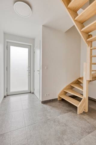 <p><span>immo DAVID stelt u deze instapklare, eigentijdse halfopen bebouwing voor, gelegen in een rustige en kindvriendelijke straat. De woning combineert een strak design met hoogwaardige materialen, hedendaags wooncomfort en een bijzonder aangename lichtinval.</span></p>
<p><span>Op het gelijkvloers geniet u van een lichtrijke leefruimte met volledig ingerichte open keuken, strak afgewerkt met kwalitatieve materialen en een duurzaam keramisch werkblad. Aansluitend bevindt zich een praktische berging met rechtstreekse toegang tot de oprit. Vloerverwarming zorgt hier voor extra comfort.</span></p>
<p><span>De verdieping omvat twee ruime slaapkamers. De eerste slaapkamer van 16 m² beschikt over een lavabo met meubel. De masterbedroom van 19 m² onderscheidt zich door een vrijstaand ligbad en lavabo. De open inloopdouche in de nachthal en de ruime dressing vervolledigen het geheel.</span></p>
<p><span>Buiten geniet u van een mooie zuidoostgerichte tuin met geïsoleerd tuinhuis, ideaal als hobby- of bergruimte. Vier zonnepanelen en een gunstig EPC-label B onderstrepen het energiezuinige karakter van deze woning.</span></p>
<p><span>Ook de ligging is een troef: dichtbij de Ring en Brussel en op korte afstand van scholen, openbaar vervoer, winkels, de fietssnelweg en het ziekenhuis. Sport, ontspanning en horeca bevinden zich eveneens in de nabije omgeving. Een stijlvolle woning waar comfort, rust en bereikbaarheid perfect samenkomen.</span></p>