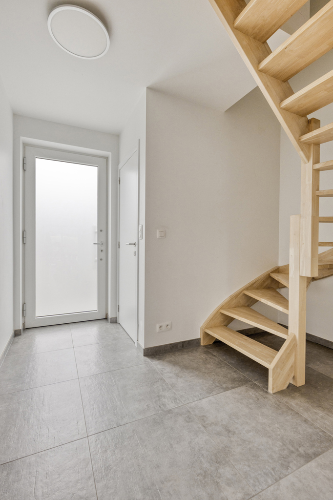 Instapklare halfopen bebouwing met 2 slaapkamers en tuin - foto 3