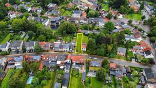 <p>Bouwgrond van ca 419 m² voor een eengezinswoning in halfopen bebouwing in een rustige, residentiële wijk in Schilde.</p>
<p>De Zwaneweg bevindt zich om de hoek van de Sint-Guibertuskerk en het gezellige pleintje in de Dorpsstraat. Bovendien op wandelafstand van het gezellige dorp van Schilde, met tal van winkels aan de Turnhoutsebaan.<br /><br />Een vlotte bereikbaarheid dankzij de nabijheid van de oprit naar de E34 in Oelegem.<br /><br />De bouwgrond is geschikt voor een bebouwde oppervlakte van ca 5,93 m x ca 15,00 m per bouwlaag met een maximum kroonlijsthoogte van 6,5 m en een hellend dak.<br /><br />De verkavelingsvoorschriften en het verkavelingsplan zijn beschikbaar op aanvraag.</p>