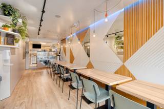 Dit opbrengstpand bevindt zich op een zeer gunstige locatie net buiten de ring. Het betreft een handelspand met 3 appartementen.Dit pand wordt...