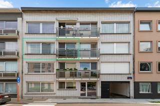 3 slaapkamer appartement gelegen aan de vernieuwde Zamenhoflaan met zicht op Gelmelenpark. Inkomhal, gastentoilet, woonkamer 30m² aan keuken met balkon, 3 slaapkamers (15/10/9m²) waarvan hoofdslaapkamer toegang heeft tot overdekt terras, badkamer (ligbad, lavabo in meubel). Het appartement is momenteel verhuurd. Extras's: privatieve berging op gelijkvloers, conforme elektrische keuring.