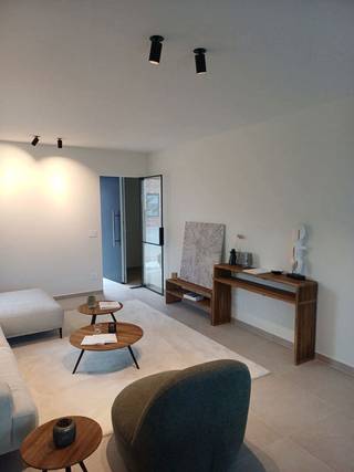 
Op fietsafstand van het historische centrum en het station van Ieper, bouwen we deze moderne woningen. Je woont er in een aangename, rustige woonbuurt uitgerust met een groenzone. Via de N8 en de N38 geniet je van een vlotte verbinding én een snelle aansluiting met de A19. 

Deze moderne, energiezuinige woningen beschikken over: een inkomhal, een ruime woon- en eetkamer met veel lichtinval, aansluitend een -naar eigen keuze ingerichte- open keuken, een berging en een carport. Op de verdieping zijn er 3 slaapkamers, een badkamer en een berging. Elke woning beschikt over een carport en/of een bijhorende parkeerplaats. 

Je kiest zelf de afwerkingsmaterialen voor keuken, badkamer, vloeren en binnendeuren. Zo kan je precies wonen zoals jij het zelf wilt. Contacteer ons en ontdek alle mogelijkheden.