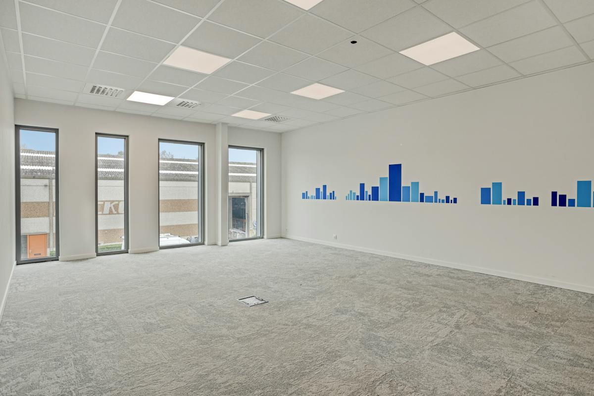 Ruim recent kantoor (365 m²) te huur in Loppem. - foto 4