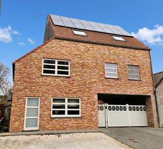 <p>Deze woning is gelegen op een zeer mooi perceel van 12a87ca, oost georiënteerd. Gelegen in een rustige straat nabij de dorpskern van Hulshout. Gunstige verbinding naar Heist.<br /><br />De woning werd in 2017 grondig gerenoveerd en voorzien van een vernieuwde aanbouw. <br />Nieuw dak, nieuwe PVC ramen HR dubbel glas, geïsoleerde gevels, verwarming via warmtepomp met airco units die kunnen warmen en koelen, 30 zonnepanelen 9900WP, nieuwe keuken, badkamers, vloeren.<br />Regenwaterput met aansluiting op de toiletten en buitenkraan.<br /><br />Het betreft een zeer ruime woning van 240m² met op het gelijkvloers een woonkamer met zithoek en eethoek voorzien van pelletkachel. Open keuken uitgerust met alle toestellen en comfort. Aansluitend wasplaats voorzien van ligbad, lavabomeubel en toilet.<br />Het verdiep biedt toegang tot 3 zeer mooie slaapkamers en een nieuwe badkamer met ligbad, inloopdouche, lavabomeubel en toilet. <br />Het 2de verdiep geeft uit op een open polyvalente ruimte die makkelijk kan heringedeeld worden in 2 slaapkamers. Reeds voorzien van verwarming en airco, vaste trap, 4 velux ramen met verduistering.<br />Kleine berging kelder.<br /><br />Het perceel is afgesloten met een automatische poort die toegang biedt tot een carport met ruimte voor meerdere wagens, een ruim garage bijgebouw van 40m² en een extra berging bijgebouw.<br />Achteraan het bijgebouw is een zeer charmante overdekte zithoek gecreëerd die ongetwijfeld zal zorgen voor sfeervolle zomerse avonden. Vanuit deze zithoek hebt u een prachtig zicht op de tuin die onderhoudsvriendelijk werd aangeplant.<br /><br />Troeven:<br />- nieuw dak, ramen, elektriciteit conform gekeurd<br />- EPC B: dakisolatie, gevelisolatie, zonnepanelen, warmtepomp<br />- 5 ruime slaapkamers<br />- 2 badkamers<br />- 2 grote bijgebouwen<br /><br />Deze woning is ideaal voor mensen die op zoek zijn naar een instapklare, volledig vernieuwde woning met ruimte tot 5 slaapkamers, veel parkeergelegenheid en een ruim bijgebouw.<br />Contacteer Dupont Vastgoed voor meer inlichtingen op 015 15 15 15</p>