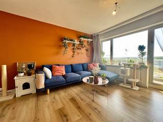 <p><span>Dit prachtig gerenoveerde tweeslaapkamerappartement is gelegen in de Elektriciteitsstraat te Mechelen, op een uitstekende locatie nabij de belangrijkste invalswegen en met een vlotte verbinding naar het centrum. Dankzij de ligging op de twaalfde verdieping geniet u bovendien van een prachtig en weids uitzicht.</span></p><p><span>Bij het betreden van het appartement komt u in de inkomhal die toegang biedt tot de verschillende ruimtes. Het appartement beschikt over een ruime master bedroom en een praktische tweede slaapkamer, die eveneens perfect dienst kan doen als bureau of dressing. Verder is er een moderne badkamer met douche. De ruime en lichtrijke woonkamer vormt het hart van het appartement en sluit aan op de volledig ingebouwde keuken, voorzien van alle hedendaagse comfort. Vanuit de leefruimte heeft u toegang tot het ruime balkon, waar u heerlijk kunt genieten van het prachtige uitzicht.</span></p><p><span>Het appartement werd in 2023 volledig verbouwd en is afgewerkt met kwalitatieve materialen, wat zorgt voor een moderne en verzorgde uitstraling. Daarnaast beschikt het appartement over een <strong>privéberging in de kelder</strong>, ideaal voor het veilig en praktisch opbergen van fietsen, materiaal of andere spullen. Momenteel huren de eigenaars bovendien twee autostaanplaatsen aan een zeer gunstig tarief van respectievelijk €40 en €45 per maand. Deze staanplaatsen kunnen, indien gewenst, door de nieuwe eigenaar worden overgenomen.</span></p><p><span>Een ideale woonst voor wie op zoek is naar comfort, een hoogwaardige afwerking en een uitstekende ligging in Mechelen. Dankzij de kwalitatieve renovatie, het prachtige uitzicht, de private kelderberging en de mogelijkheid om de twee staanplaatsen over te nemen, is dit appartement absoluut een bezoek waard!</span></p>