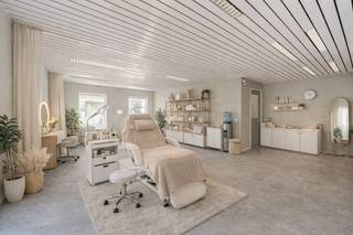 Te koop: commercieel pand op strategische ligging met sterke visibiliteit!<br /><br />Op een bijzonder gunstige en makkelijk bereikbare locatie bevindt zich dit commercieel pand van +- 110 m². Het pand is momenteel opgedeeld in twee afzonderlijke ruimtes, maar kan makkelijk worden heringericht tot één ruime, open handelsruimte.<br /><br />Troeven: <br />- veel voorbijgangers: vlakbij de Elindus-arena, De Treffer en ruime parkeergelegenheden<br />- slechts 5 min. rijden van de snelweg<br />- op wandelafstand van de Markt<br />- centrale verwarming gas<br />- dubbele beglazing<br />- makkelijk in te richten voor allerhande sectoren (kantoorruimte, winkelpand, beauty-sector, pilatesstudio, etc)<br /><br />Voor wie is dit interessant?<br />Ideaal voor ondernemers die op zoek zijn naar een goed zichtbare locatie met veel passage, vlotte verbindingen en een indeling die je flexibel kan aanpassen aan je activiteit.<br /><br />Contacteer charlotte@immobeguin.be voor bijkomende info of om een bezoek ter plaatse in te plannen.