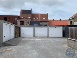 Dubbele garagebox (achter elkaar) - 2.8m breed en 11.60m diep. Voorzien van een manuele poort. <br />Gelegen op het binnenplein van het gebouw. Veel ruimte om in te rijden. Onmiddellijk vrij