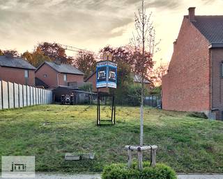 Deze bouwgrond is gelegen nabij het centrum van Borgloon en telt een oppervlakte van 539m² .De breedte van de grond aan de straatzijde bedraagt 12...