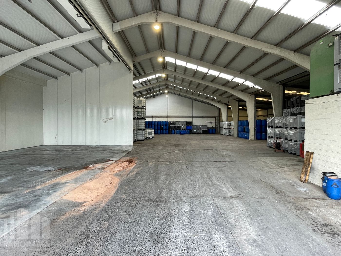 Functioneel magazijn van 860 m² met 2 sectionale poorten - foto 4