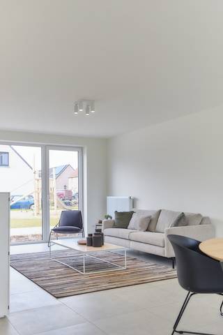 Dichtbij het centrum van Lokeren ter hoogte van de Vondelstraat wordt een nieuwe, kindvriendelijke woonbuurt opgericht. Deze gesloten en halfopen nieuwbouwwoningen beloven het perfecte evenwicht te worden tussen het weelderig groen en de stadse gemakken zoals openbaar vervoer, winkels en scholen. Bovendien worden alle woningen traditioneel gebouwd met hoogwaardige materialen en energiezuinige technieken waardoor uw comfort geoptimaliseerd wordt.<br /><br />Elke woning beschikt over: 
<ul>
	<li>Een lichtrijke leefruimte met open keuken; </li>
	<li>3 ruime slaapkamers; </li>
	<li>Badkamer met bad en douche </li>
	<li>Ruime bergruimte/wasplaats en zolder! </li>
</ul>
Dankzij de ligging en duurzame visie zijn deze woningen geschikt als vaste woonplaats of rendabele investering. Je koopt aan een vaste prijs en hebt de keuze om zelf je afwerking te bepalen of volledig ontzorgd te worden. Voor investeerders zoeken we bovendien gratis de eerste huurder, wat zorgt voor zekerheid én gemak.<br /><br />De ligging scoort een Mobiscore van 8,2/10: scholen, winkels, openbaar vervoer en het stadscentrum bevinden zich op wandel- of fietsafstand. Ook het op - en afrittencomplex van de  E17 en natuurgebied De Hagemeersen liggen vlakbij. Interesse in wonen in een groene wijk met stedelijk gemak?<br /><br />Ontdek dit unieke project in Lokeren en contacteer ons vrijblijvend voor meer informatie.<br />Jouw nieuwe thuis in Lokeren wacht op je.