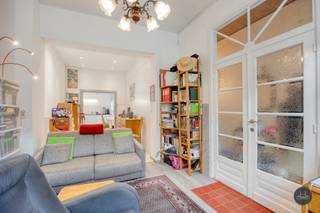 <h2><strong>Instapklare woning op toplocatie - 4 slaapkamers (+mezzanine)</strong></h2>
<p>Bent u op zoek naar een <strong>instapklare woning met karakter op een toplocatie?</strong><br />Dan is deze charmante woning, gelegen <strong>net buiten de ring</strong> en toch vlak bij <strong>winkels, scholen, openbaar vervoer, het station en de oprit E19</strong>, precies wat u zoekt!<br />Naast de uitstekende ligging heeft deze woning nog tal van <strong>troeven</strong>:</p>
<hr />
<h3><strong>Troeven:</strong></h3>
<ul>
<li>
<p><strong>Instapklaar</strong> en <strong>zeer goed onderhouden</strong></p>
</li>
<li>
<p><strong>Gezellige, lichtrijke leefruimte</strong></p>
</li>
<li>
<p><strong>Vernieuwde badkamer</strong> en <b>open keuken</b></p>
</li>
<li>
<p><strong>Nieuwe condenserende CV-ketel</strong> en driedubbelle<strong> beglazing achteraan</strong></p>
</li>
<li>
<p><strong>Droge kelder</strong>, voor opbergruimte met mogelijkheid voor <strong>installatie warmtepomp</strong></p>
</li>
<li>
<p><strong>4de slaapkamer met lichtrijke mezzanine</strong> op de tweede verdieping</p>
</li>
<li>
<p><strong>Gratis parkeermogelijkheid</strong> op de Kalveren-parking, naast de Sint-Pietersschool aan de overkant</p>
</li>
</ul>
<hr />
<h3><strong>Indeling:</strong></h3>
<p><strong>GELIJKVLOERS:</strong></p>
<ul>
<li>
<p>Inkomhal</p>
</li>
<li>
<p>Gezellige, lichtrijke <strong>living</strong></p>
</li>
<li>
<p><strong>Keuken</strong> met toegang tot het terras en automatische koepel voor extra lichtinval</p>
</li>
<li>
<p><strong>Vernieuwde badkamer</strong> met Italiaanse regendouche</p>
</li>
</ul>
<p><strong>1STE VERDIEPING:</strong></p>
<ul>
<li>
<p>2 <strong>slaapkamers</strong>, waarvan één met <strong>sanitaire voorzieningen</strong></p>
</li>
</ul>
<p><strong>2DE VERDIEPING:</strong></p>
<ul>
<li>
<p>2 <strong>slaapkamers</strong>, waarvan één met <strong>mezzanine</strong></p>
</li>
</ul>
<hr />
<p>Kan u niet wachten om deze <strong>aangename en instapklare woning</strong> te ontdekken?<br /><strong>Plan dan snel uw bezoek via 016 79 29 01 of kieran.dams@homixx.be</strong></p>
<p>Wenst u ook te weten hoeveel <strong>uw woning waard is</strong>?<br />Contacteer ons dan vrijblijvend via <strong>016 79 29 01</strong> of <strong>kieran.dams@homixx.be</strong></p>