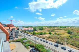 Prachtig appartement met één slaapkamer en slaaphoek te koop op de zevende verdieping van de Residentie Duinenveld, Franslaan 156 te Nieuwpoort. Dit appartement geniet van een prachtig open zicht op de Simli duinen en geniet bovendien van zongerichte terrassen. Dankzij de uitstekende ligging bevindt u zich op wandelafstand van de Zeedijk, de winkelstraat en horecazaken. <br /><br />Inclusief privatieve kelderberging en mogelijkheid tot bijaankopen van een garagebox in het gebouw.<br /><br />Indeling:<br />- inkomhal (3m²)<br />- lichtrijke woonkamer (28 m²) met open keuken voorzien van een koelkast met diepvriesvakje, inductiekookplaat, microgolfoven, oven en vaatwas<br />- slaaphoek (7m²) <br />- slaapkamer (9m²)<br />- badkamer (4m²) met dubbele lavabo en douche<br />- apart toilet<br />- berging<br />- terrassen (8m²)<br /><br />Troeven:<br />- prachtig zicht op de Simliduinen<br />- twee terrassen<br />- instapklaar<br />- privatieve kelderberging<br />- mogelijkheid om een garagebox bij aan te kopen in het gebouw<br /><br />Bent u op zoek naar een instapklaar appartement met twee terrassen en een prachtig uitzicht in Nieuwpoort-Bad? Aarzel dan niet om ons te contacteren voor meer informatie of een bezoek!<br /><br />Bestuursmaatregelen in het maatregelenregister: nee