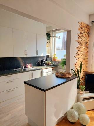 Lichtrijk en energiezuinig tweeslaapkamer appartement op wandelafstand van verschillende parken en het hippe zuid. Het instapklare appartement bevindt zich op de tweede verdieping van een goed onderhouden kleinschalig gebouw van 3 verdiepingen. <br /><br />Indeling: Via de inkomhal met gastentoilet en ingebouwde vestiairekast, betreden we de zonovergoten leefruimte. Aansluitend komen we in de volledig geïnstalleerde open keuken, voorzien van alle gebruikelijke toestellen. De grote raampartijen zorgen voor veel natuurlijke lichtinval, de parketvloer en moderne afwerking creëren een oase van rust. <br /><br />Achteraan bevinden zich twee ruime slaapkamers, waarvan één met ingebouwde kleerkast. De andere slaapkamer biedt toegang tot een gezellig terras met alle privacy. Beide slaapkamers hebben geen inkijk van buren en kijken uit op achterliggende bomen.<br /><br />De badkamer beschikt over een douche, lavabomeubel en aansluiting voor wasmachine en droogkast. <br /><br />Verder is het appartement voorzien van meerdere inbouwkasten, een private berging in de kelder en een individuele, afgesloten fietsenberging op het gelijkvloers, waarin twee fietsen geplaatst kunnen worden. <br /><br />Je woont midden in één van de meest geliefde stukjes van de Markgravewijk. Je haalt je koffie en vers brood om de hoek bij Nives in het Harmoniepark en voelt hoe gemoedelijk deze buurt is. Vlakbij bevinden zich brouwerij De Koninck, het Albertpark en Hof van Leysen met speeltuinen, cafés en verborgen parels zoals traiteur/wijnbar Cêpes. <br /><br />Gelegen op een toplocatie met mobiscore 9,6/10, biedt dit appartement een gemakkelijke toegang tot alle voorzieningen die de stad biedt; tramknooppunt 'Harmonie', supermarkten op steenworp en achter de hoek een velo-station. Met de wagen bereik je de snelweg in een mum van tijd. <br /><br />Specificaties:<br />- EPC Label B, zeer lage energiekosten<br />- PVC-ramen met dubbele beglazing<br />- Dak en lift zijn conform de huidige normen<br />- Momenteel verhuurd aan 1400 euro, met een erg gunstig rendement van 5%