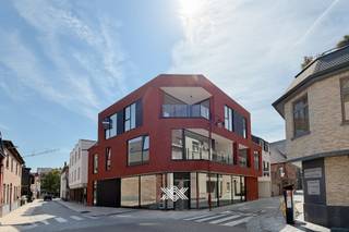 Dit gloednieuw tweeslaapkamer appartement van 100 m² is gelegen op de eerste verdieping van het nieuwbouwproject Lumina. Het appartement is als volgt ingedeeld: een inkomhal met apart toilet, een woonkamer bestaande uit een zit- en eethoek met een volledig geïnstalleerde open keuken, een praktische berging, twee slaapkamers en een badkamer uitgerust met een enkele wastafel en een inloopdouche. Het terras heeft een oppervlakte van 10,45 m² en is westelijk georiënteerd. <br /><br />De residentie is uitgerust met de nieuwste technieken voor energiezuinig wonen. Het appartement beschikt over vloerverwarming en -koeling; aangesloten op een individuele warmtepomp, PV panelen en een hoogwaardige isolatie. Het appartement is tevens uitgerust met een ventilatiesysteem type D met warmteterugwinning en een warmteboiler in de warmtepomp. Het appartement is geschilderd en voorzien van lichtarmaturen.<br /><br />De ligging van Lumina is uitstekend op slechts enkele stappen van de Markt en in de directe nabijheid van winkels, scholen, horeca en recreatie. Eveneens een directe verbinding met de Knokkebaan en de E40. <br /><br />Inbegrepen is de ondergrondse parkeerplaats in het nabijgelegen project Aelteryck in de Sint-Gerolflaan en gemeenschappelijke fietsenstalling in het gebouw. <br /> <br />Roken niet toegestaan<br />Provisie gemeenschappelijke lasten: €75/maand <br />E-peil: max. 30 (A) <br />Onmiddellijk beschikbaar