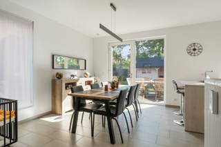 - Instapklare halfopen woning <br />- Rustige ligging in het centrum van Dadizele: Kapelleveld 74<br />- Lichtrijke leefruimte met zicht op de tuin<br />- Open, volledig uitgeruste keuken met extra eetplaats<br />- 3 slaapkamers <br />- Zolder met mogelijkheid tot een grote 4de slaapkamer<br />- Dressing <br />- Handige wasberging boven<br />- Badkamer met dubbele wastafel en douchebad<br />- Inpandige garage met extra opbergruimte en grote oprit voor meerdere wagens<br />- Verzorgde tuin met zonneterras, overdekt terras, tuinhuis en overdekte opbergplaats<br />- Uitstekend EPC: 117,57 kWh/m²/jaar, label B<br />- Conforme elektriciteit<br />- Zonnepanelen<br />- Regenwaterput van 10.000 liter<br />- Voorziening/aansluiting voor laadpaal <br />- Richtprijs: € 389.000