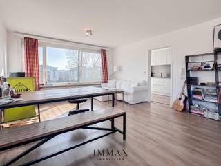 <p>Gelegen in een rustige en aangename wijk in Male bevindt zich dit ruim en verzorgd appartement. Dankzij de centrale ligging geniet u van een vlotte bereikbaarheid en bevinden winkels, scholen, openbaar vervoer en andere dagelijkse voorzieningen zich op korte afstand. Hierdoor combineert deze woonst een rustige woonomgeving met het comfort van alle faciliteiten in de nabije omgeving.<br /><br />Het appartement bevindt zich op de tweede verdieping van een kleinschalig gebouw zonder lift en biedt een praktische en doordachte indeling. Via de inkomhal krijgt u toegang tot de verschillende ruimtes van het appartement. De lichtrijke en ruime leefruimte vormt het hart van de woning en biedt voldoende plaats voor zowel een gezellige zithoek als een eetruimte. De aansluitende keuken is voorzien van de nodige toestellen en biedt alle comfort voor dagelijks gebruik. Aansluitend aan de keuken bevindt zich een praktische berging, ideaal voor extra opslagruimte.<br /><br />Verder beschikt het appartement over twee volwaardige slaapkamers die tal van mogelijkheden bieden. De badkamer is uitgerust met een moderne inloopdouche, een lavabo en een aansluiting voor een wasmachine. Daarnaast is er een apart gastentoilet aanwezig.<br /><br />Als extra troef is er een garagebox inbegrepen, wat zorgt voor extra comfort en een veilige parkeerplaats. <br />Bovendien zijn er geen syndickosten.<br /><br />Voor meer informatie of een vrijblijvend bezoek, contacteer Immax Brugge op 050 62 44 14 of mail naar jana@immax.be</p>