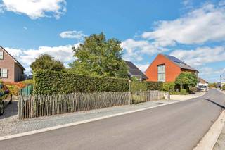 <p><strong>Bouwgrond voor open bebouwing!</strong><br /><br />In het landelijke Wambeek bieden wij u dit <strong>uniek perceel bouwgrond </strong>met een oppervlakte van <strong>12 are 60 ca</strong>. aan, ideaal voor het realiseren van een <strong>open bebouwing</strong> op een<strong> </strong>rustige en groene locatie. Het perceel ligt in<strong> </strong>woongebied met landelijk karakter, deels agrarisch gebied, en garandeert een <strong>vrij uitzicht</strong> op de tuinzijde.<br /><strong>Verkavelingsvoorschriften</strong>: Het gebouw telt maximaal 2 woonlagen. De perceelbreedte bedraagt 14,30 meter. Zijdelinkse bouwvrije stroken minimum 3,00 meter. De bouwbreedte bedraagt 8,30 meter en de bouwdiepte op het gelijkvloers 15,00 meter en 12,00 meter op het verdiep. Goed voor een woning van 224 m².<br />Mis deze uitzonderlijke kans niet om uw droomwoning te realiseren op een prachtige locatie. Voor bijkomende informatie of de volledige bouwvoorschriften kan u terecht bij Topo-Immo. Maatregelenregister in aanvraag. Maatregelen opgenomen in het maatregelenregister: nee. </p>