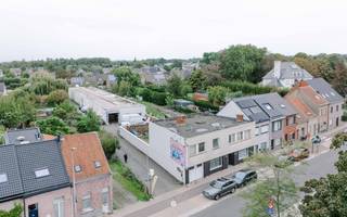 <p><span>SINT-NIKLAAS - Polyvalente eigendom met ruime woning en magazijn van ca. 800 m²</span></p><p><span>Op een goed bereikbare en zichtbare locatie in Sint-Niklaas bevindt zich deze polyvalente eigendom op een perceel van 1.319 m². De combinatie van een ruime woning, een achterliggend magazijn van ca. 800 m² en praktische bereikbaarheid biedt heel wat potentieel voor renovatie en diverse invullingen.</span></p><p><span>Gelijkvloers</span><span><br />De woning beschikt over een ruime leefruimte, keuken, bureau en praktische berging. De stevige constructie en royale oppervlakte vormen een goede basis voor een grondige renovatie en een eigentijdse herinrichting.</span></p><p><span>Eerste verdieping</span><span><br />Op de verdieping bevinden zich vier kamers en een badkamer. Ook hier is voldoende ruimte aanwezig om de woning verder af te stemmen op de gewenste invulling.</span></p><p><span>Magazijn</span><span><br />Achter de woning bevindt zich een magazijn van ca. 800 m², afzonderlijk bereikbaar via de aanpalende Raapwegel. Het gebouw is momenteel verhuurd en in gebruik als handcarwash, maar biedt dankzij zijn oppervlakte en bereikbaarheid mogelijkheden voor uiteenlopende invullingen.</span></p><p><span>Bijzonderheden</span><span><br />Totale perceelsoppervlakte van 1.319 m²<br />Magazijn van ca. 800 m² met aparte bereikbaarheid<br />Zichtbare en vlot bereikbare locatie<br />Woning met condenserende gasketel en asbestveilig attest</span></p><p><span>Polyvalente eigendom met heel wat renovatie- en herinvullingspotentieel;</span></p><p><span>EPC D<br />Richtprijs 650 000 euro.</span></p>