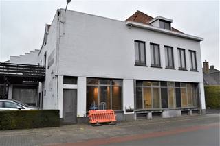 We enter this spacious office/commercial space through a double glass door. The spacious entrance has a practical counter. The first office space...