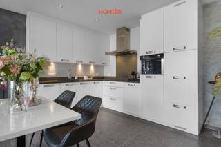 Graag stellen wij u dit duplex-appartement met 3 slaapkamers voor. De woonst bevindt zich op een uiterst centrale locatie, op wandelafstand van het dorpscentrum met diverse voorzieningen zoals restaurant In De Molen, Louis Delhaize, een bakker, een frituur en openbaar vervoer,…. Het appartement is gelegen op de bovenste verdieping en maakt deel uit van een recent (2016), kleinschalige en welonderhouden residentie. Het kenmerkt zich door een kwalitatieve en tijdloze afwerking, waarbij zowel comfort als energiezuinigheid centraal staan. Dankzij de raampartijen geniet de leefruimte van een ruimtelijk gevoel en een overvloed aan licht, met naadloze toegang tot het ruime terras, een absoluut pluspunt. De volledig uitgeruste keuken sluit harmonieus aan bij de leefruimte. Verder beschikt het appartement over 2 bergings, een grote kelderberging, een autostaanplaats, en een lift die uitkomt op het slaapverdiep - een bijzonder praktisch voordeel voor een duplex. Het slaapgedeelte omvat 3 ruime slaapkamers, een bureau, een moderne badkamer met zowel ligbad als inloopdouche , en een apart toilet. Dankzij de aanwezigheid van zonnepanelen en het comfort van vloerverwarming aangedreven via een warmtepomp, geniet u hier van een energiezuinige en toekomstgerichte woonoplossing. Bijkomende troeven zijn de lage maandelijkse lasten, de aanwezigheid van aparte tellers, het gunstige EPC-label, aanwezigheid van een fietsenstalling en een lift. info@homies.be of 016 22 82 22.<br />