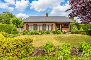 IDEALIS VASTGOED - Aangename karakterwoning op fijne locatie te Pelt. Deze woning omvat maar liefst +-124m² netto bewoonbare oppervlakte op...