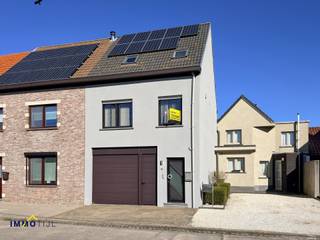 Deze landelijk gelegen gezinswoning met mooi zicht op het omliggende platteland beschikt op het gelijkvloers met een ruime inkomhal, voorzien van...