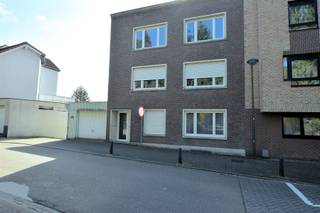 Century21ImmoNero stelt voor, dit ruim 2 slaapkamer appartement (93m²) op het gelijkvloers , gelegen op wandelafstand van treinstation en...