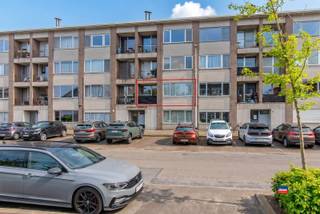 <p><span>EDEGEM | KNAP GERENOVEERD APPARTEMENT MET TWEE SLAAPKAMERS EN GARAGEBOX | EPC B |</span></p><p><span>Indeling als volgt: Inkomhal - ruime leefruimte - volledig geïnstalleerde keuken - terras vooraan - twee slaapkamers waarvan één  met toegang tot terras achteraan - badkamer met inloopdouche, lavabomeubel en handdoekdroger - aparte toilet - berging.</span></p><p><span>Extra troeven : </span></p><ul><li><span>EPC B (energiezuinig)</span></li><li><span>Elektriciteit conform</span></li><li><span>Dak conform en geïsoleerde gevels</span></li><li><span>Aparte meters voor gas en elektriciteit</span></li></ul><ul><li><span>Gelegen op de eerste verdieping van goed onderhouden gebouw met lift</span></li></ul><ul><li><span>Terras aan voor- én achterzijde</span></li><li><span>Garagebox inbegrepen (voorzien van elektriciteit)</span></li></ul><ul><li><span>Gelegen op </span><span>een uitstekende locatie in Edegem, vlakbij winkels, openbaar vervoer en andere voorzieningen, op een boogscheut van Centrum-Mortsel.</span></li></ul><p><span> </span></p><p><span>Gemeenschappelijke kosten bedragen 154,58 euro  per maand (Syndicus, blokbpolis, water, lift, minuterie, onderhoud, ...).</span></p><p><span>Ideaal als starterswoning, maar ook als investering. De woning is momenteel verhuurd, wat zorgt voor een onmiddelijk en aantrekkelijk rendement. </span></p><p><span>Momenteel wordt het verhuurd voor 860 euro  per maand (excl. kosten).</span></p><p><span> </span></p>