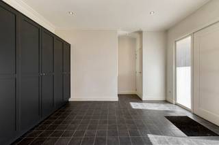 Op een bijzonder mooie locatie, in een rustige en zeer gewilde residentiële wijk van Affligem, bevindt zich deze uitstekend onderhouden woning op een royaal perceel van 10 are 31 centiare.
De woning werd in 2009 volledig gerenoveerd met zeer kwalitatieve materialen en biedt vandaag een bijzonder aangenaam wooncomfort. Dankzij de praktische volledig gelijkvloerse indeling is deze woning uitermate geschikt voor wie comfortabel en zorgeloos wil wonen, ook op lange termijn.
Er zijn 2 ruime slaapkamers, elk voorzien van ingemaakte kasten en een eigen ensuite badkamer. Een indeling die privacy en comfort optimaal combineert en perfect aansluit bij het principe van levenslang wonen.
Een bijkomende troef is de volledig onderkelderde verdieping, met een ruime garage voor 2 wagens en daarnaast nog heel wat bergruimte. Ook de aanwezige zolder biedt extra mogelijkheden voor opslag.
De elektrische installatie is conform, wat zorgt voor extra gemoedsrust.
Een uitzonderlijke combinatie van rust, ruimte, kwaliteit en toekomstgericht wooncomfort, gelegen in één van de meest gegeerde woonomgevingen van Affligem.
Een woning waar u vandaag comfortabel woont en ook morgen met evenveel plezier kunt blijven wonen.
Wenst u meer informatie of een bezoek? Stuur gerust een mail naar Louis@immoaccenta.be